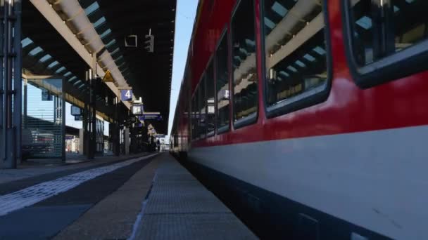 Tren Istasyonu Treni Bekliyor Trenden Inenleri Bekliyor Metro Istasyonunda Trenlere — Stok video