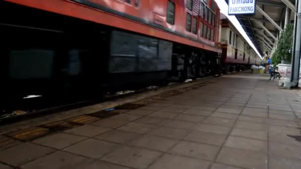 Fermer Train Banlieue Dans Gare Transport Ferroviaire Transport Voyageurs Train — Video