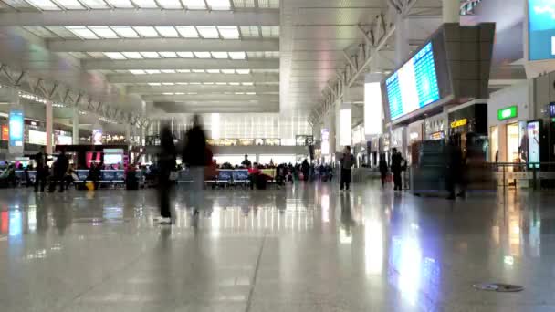 기차역의 역이다 기차역 강당에서 기다리며 열차를 점검하는 승객들 — 비디오
