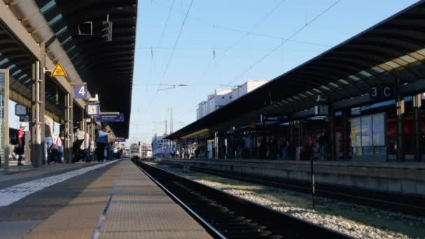 Fermer Train Banlieue Dans Gare Transport Ferroviaire Transport Voyageurs Train — Video