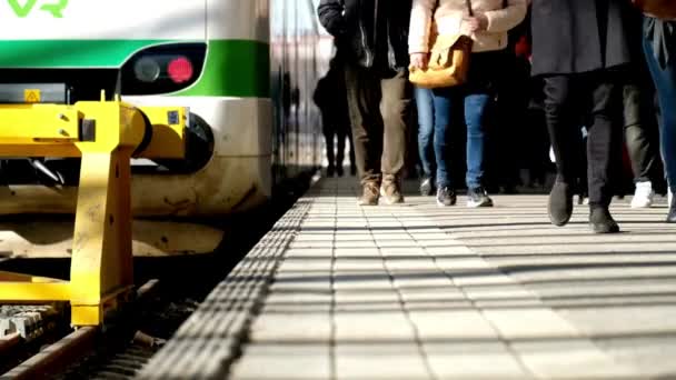 風景駅で電車を待っている人地下鉄旅行や通勤電車が動作するようになります — ストック動画