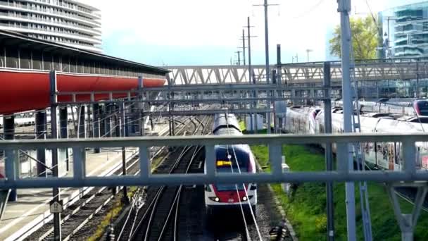 Vlakové Nádraží Čeká Vlak Čeká Příjezd Vlaku Lidé Čekají Nastupujte — Stock video