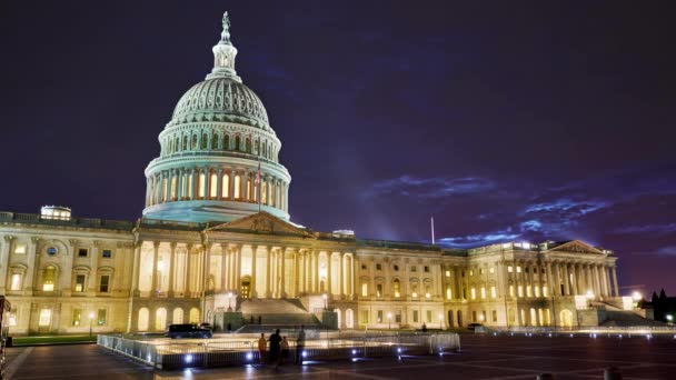美国国会大厦和参议院大厦的夜空 黄昏景观和建筑物的灯光照明 — 图库视频影像