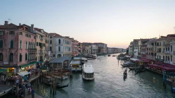 베네치아 대운하와 산타마리아 석호와 마르코 곤돌라가 리알토 그란데 운하를 여행하는 — 비디오