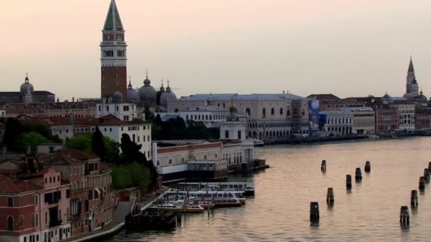 Hermoso Canal Venecia Italia Barco Agua Construir Panorámica Punto Referencia — Vídeos de Stock
