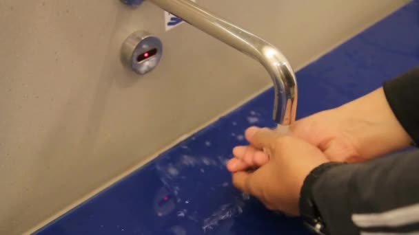 石鹸水手洗浄手液体消毒剤人間のきれいなバブル石鹸ウェット — ストック動画