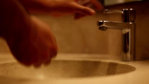 石鹸水手洗浄手液体消毒剤人間のきれいなバブル石鹸ウェット — ストック動画