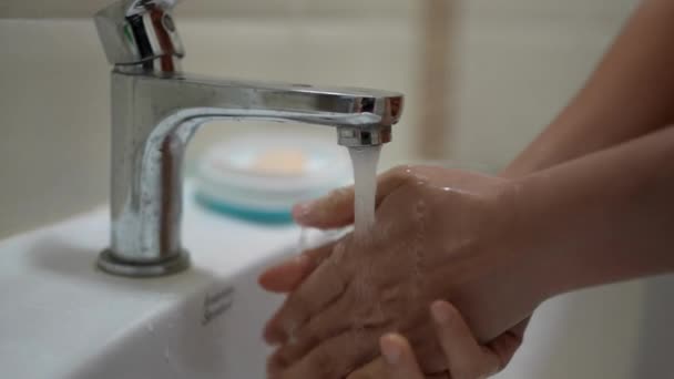 用肥皂和含水量的水龙头洗手 以防止感染Corona病毒Hd — 图库视频影像