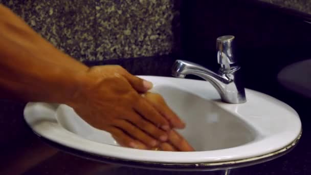 Corona Virüsü Önlemek Için Musluklarda Sabun Ile Ellerini Yıka — Stok video