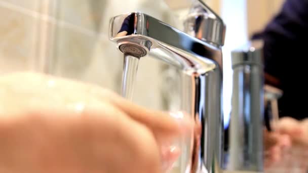Umyjte Ruce Kohoutcích Obsahem Mýdla Vody Aby Zabránilo Viru Korony — Stock video