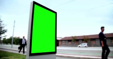 Reklamlar için büyük yeşil ekran krom anahtar şablonu sokak düşük trafik şehri arka planındaki açık hava reklamları