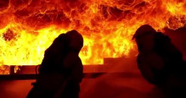 İş yerindeki itfaiyeci yangın yangını acil durum yangını kurtarma tehlikesi gece sahne siyah sinema arka planında 4k