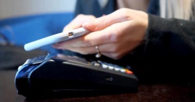 Akıllı telefon ödeme terminali ile daha az temas kuran kişi POS EMV kredi kartı makinesi, nakitsiz kablosuz