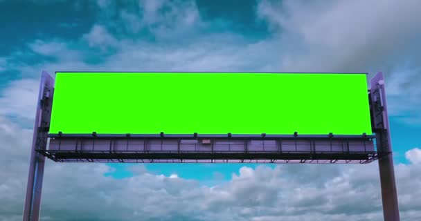 Billboard Zelená Obrazovka Obloze Pozadí Reklama Moderní Budově Blízkosti Rychlostní — Stock video