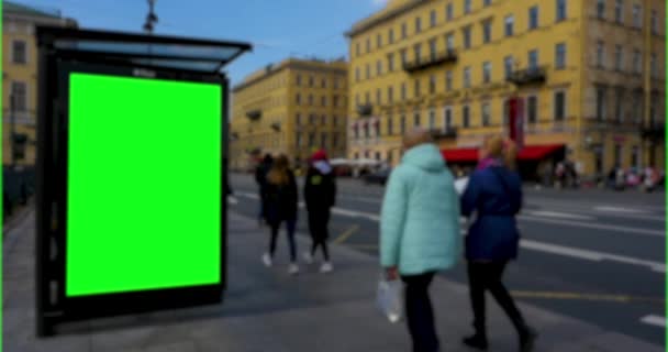 有彩色键绿色屏幕的广告牌 在N个巴士站的夜间视频或图片模板广告展示巴士站 — 图库视频影像