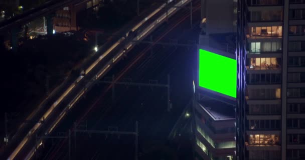 大きな灰色の建物の背景に広告掲示板の背景空白広告のスクエアグリーンスクリーンの空中ビュー — ストック動画