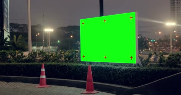 Billboard Zelenou Obrazovkou Pozadí Městského Provozu Noci Odpoledne Ulice Komerční — Stock video