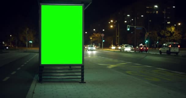 Plakatwand Mit Einem Grünen Bildschirm Auf Einem Hintergrund Des Stadtverkehrs — Stockvideo