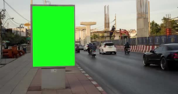 Billboard Χρωματικό Κλειδί Πράσινη Οθόνη Στη Στάση Του Λεωφορείου Νύχτα — Αρχείο Βίντεο