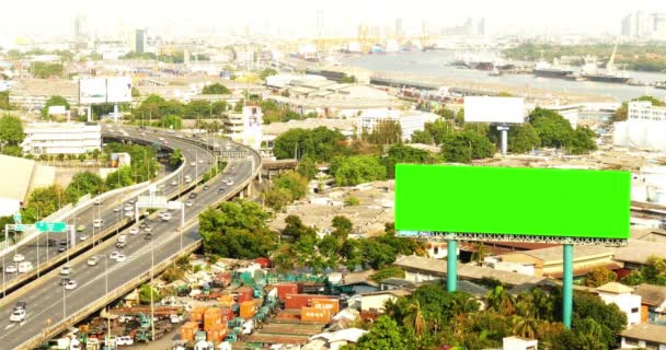 Billboard Zielony Ekran Tle Nieba Reklamy Nowoczesnym Budynku Pobliżu Autostrady — Wideo stockowe