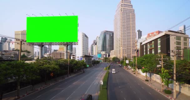 Billboard Zielony Ekran Tle Nieba Reklamy Nowoczesnym Budynku Pobliżu Autostrady Wideo Stockowe