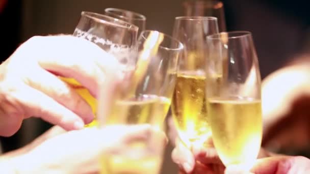 メガネ パーティー クランク お祝い アルコール パーティー 幸せな休日 チリング チアーズ ビジネス ストック映像