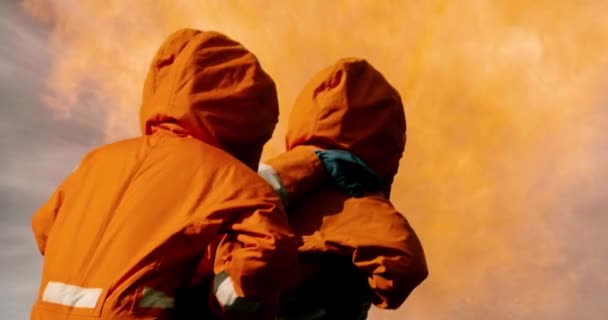 Feuerwehrmänner Halten Das Löschen Des Feuers Zusammen Und Weitschuss Sicherheitsrettung — Stockvideo