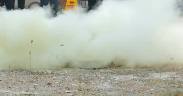 Пожежник Пожежники Розпилюють Воду Палаючу Яму Порятунок Навчених Вогнегасників Небезпечних — стокове відео