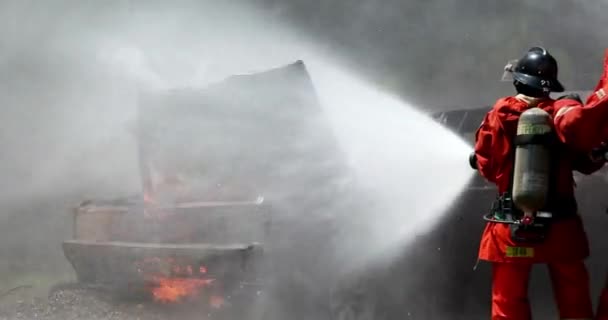소방관 소방관 불타는 구덩이에 소화기 위험한 싸우는 소화기에서 훈련되는 — 비디오