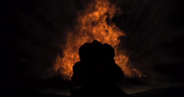 Brandweerman Het Werk Hete Rook Brand Nood Schade Vlammen Redding — Stockvideo