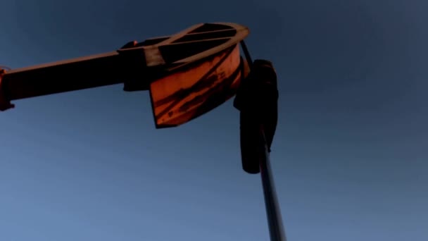 地上天然ガス石油エネルギー産業のビデオコンセプトから原油をポンプするパイプ — ストック動画