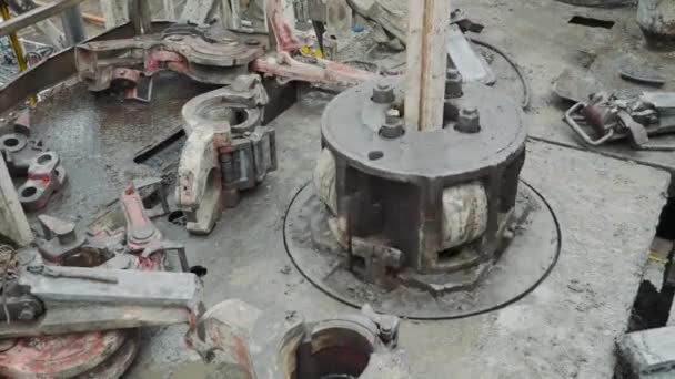 从天然石油抽油机抽吸原油的工艺 — 图库视频影像