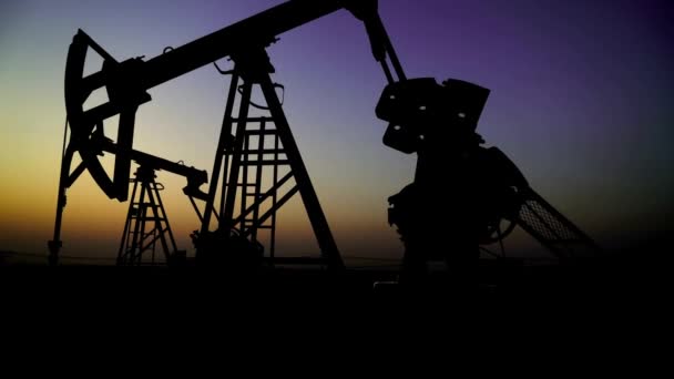 Добыча Нефти Насосным Вагоном Работающими Нефтяными Вышками Нефтяными Вышками Концепция — стоковое видео