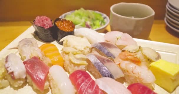 アジアの伝統的なアジアの食文化日本おいしい寿司ロールオン木の板ご飯ランチグルメ食べる伝統的な — ストック動画