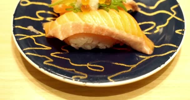 寿司回転 新鮮なフィラデルフィア寿司のマクロセット魚 サーモン 米アジアの魚のシーフード料理白新鮮な生の食事サーモン — ストック動画