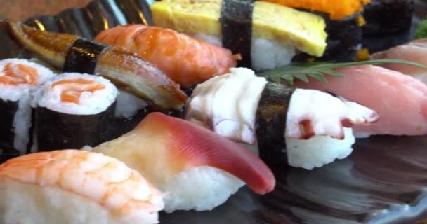 Sushi Rotate Macro Conjunto Sushi Filadelfia Fresco Pescado Salmón Arroz — Vídeos de Stock