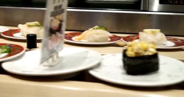Kun Sushia Kuljetin Vyö Pöytä Lähikuva Syöminen Vegaani Sushi Ravintola — kuvapankkivideo