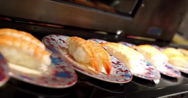 Spiser Sushi Restaurant Restaurant Tokyo Japan Conveyor Belt Sushi Eller – stockvideo