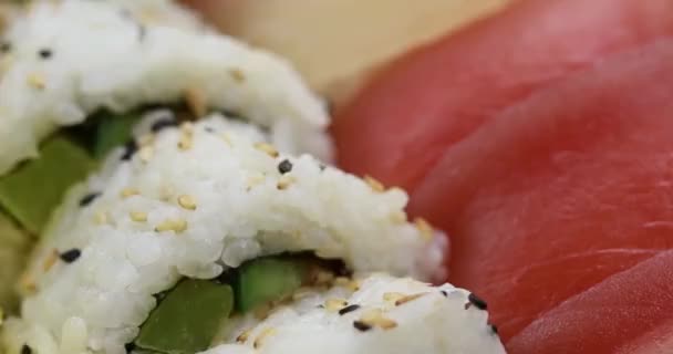 アジア料理アジア料理日本料理多くの寿司が並びます 自家製の伝統的な食品旅行料理 — ストック動画
