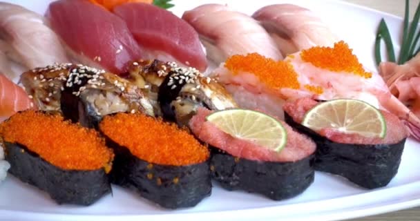 閉じる 日本の寿司伝統的な日本の食べ物の刺身スローモーション料理の盛り付け料理おいしい — ストック動画