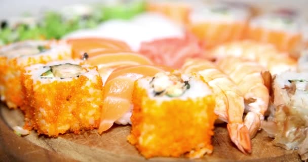 亚洲菜日本菜日本菜很多种类的寿司排成一排 家庭自制的传统食品 — 图库视频影像