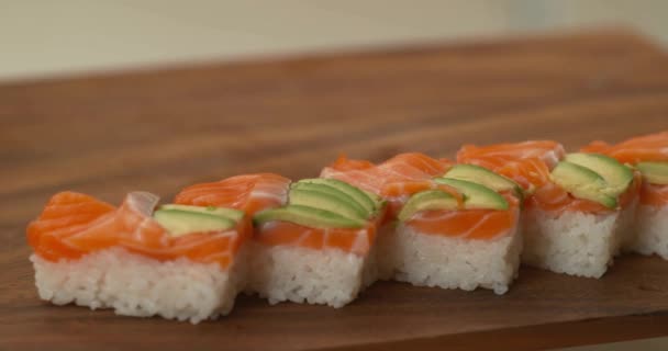 Dělám Sushi Domácí Kuchyni Proces Přípravy Asijského Sushi Pokrmu Domácí — Stock video