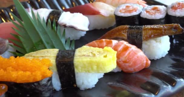 Sushi Ρολό Που Σολομό Και Τόνο Ψάρια Ιαπωνική Τροφίμων Ταξιδεύουν — Αρχείο Βίντεο