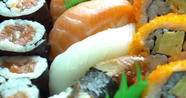 Суши Роллы Лососем Тунцом Японские Продукты Питания Путешествия Кулинарной Концепции — стоковое видео