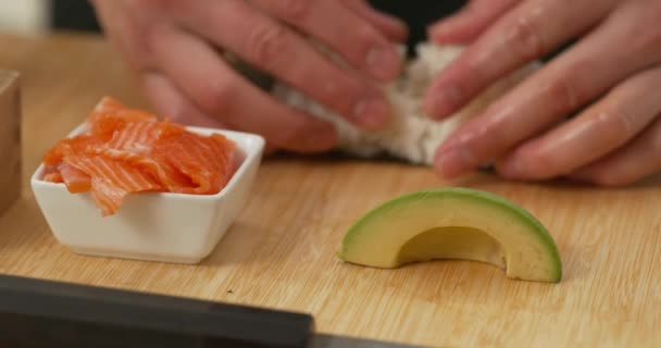 Göra Sushi Hemma Kök Processen Att Förbereda Asiatisk Sushi Maträtt — Stockvideo