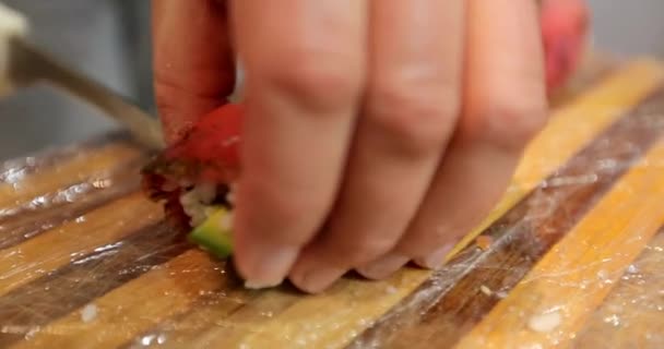 Teen Sushia Kotikeittiössä Prosessi Valmistaa Aasian Sushi Ruokalaji Kotitekoinen Sushi — kuvapankkivideo