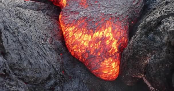 溶融溶岩クローズアップ運動マグマの流れ自然山火山映像 — ストック動画