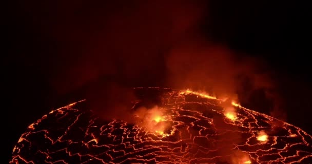 Exploderende Vulkanische Lava Uitbarsting Spatten Uit Krater Gesmolten Lava — Stockvideo