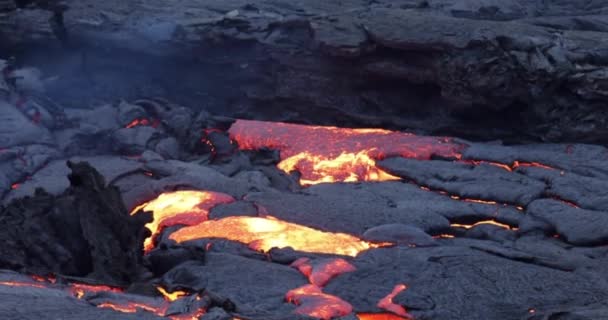 Exploderende Vulkanische Lava Uitbarsting Spatten Uit Krater Gesmolten Lava — Stockvideo
