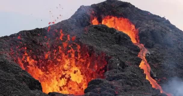 Éruption Volcanique Lave Chaude Rouge Gros Plan Éruption Volcan Montagne — Video